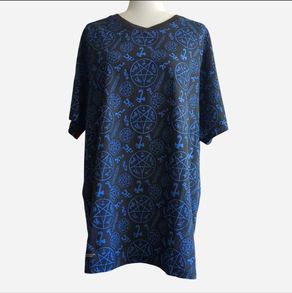 Supernatural Devil’s Trap AOP V-Neck Shirt Culturefly Exclusive Size XL NWOT - Picture 3 of 8